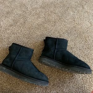 Black shirt uggs